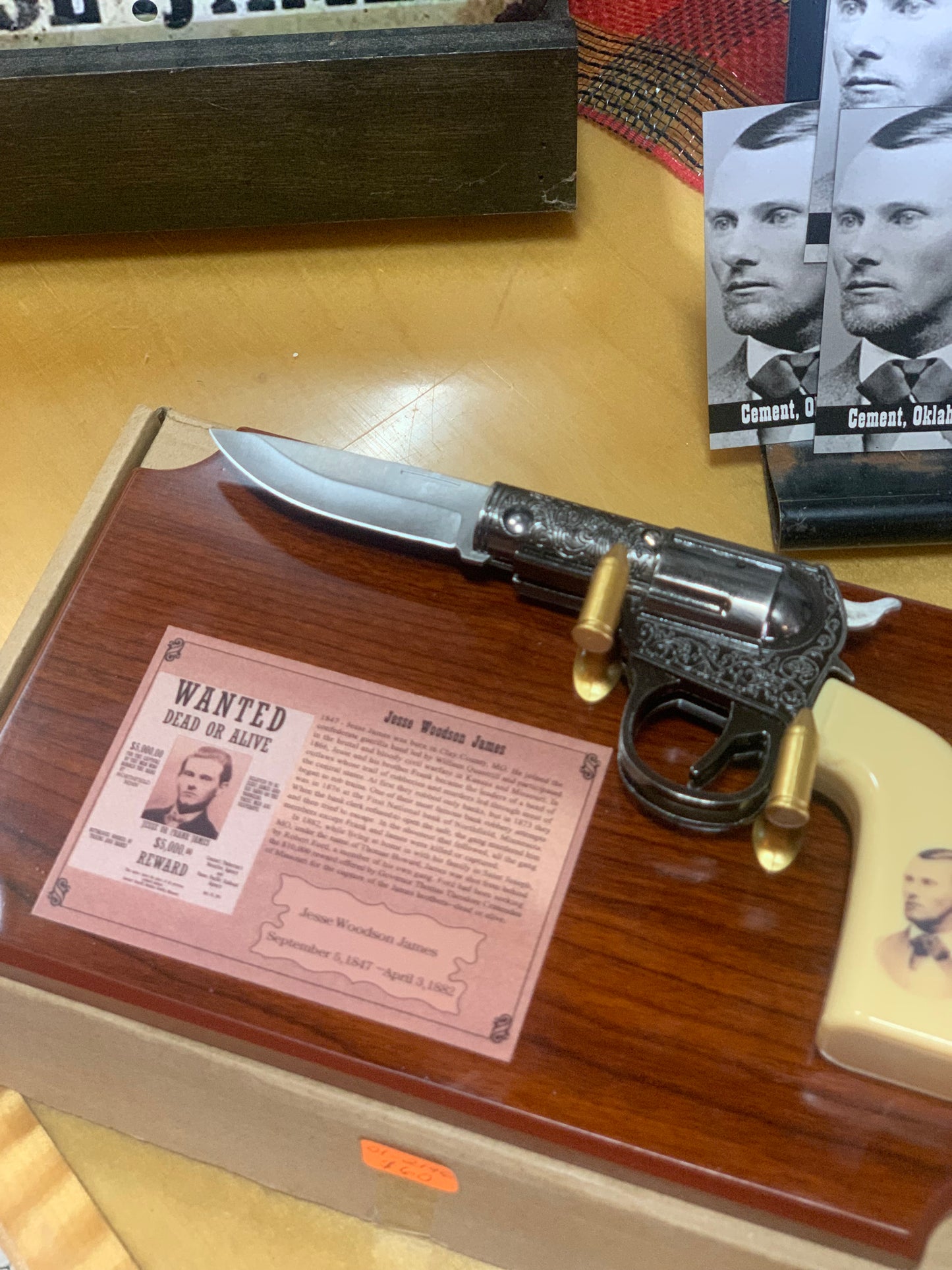 Jesse James Pistol / Knife